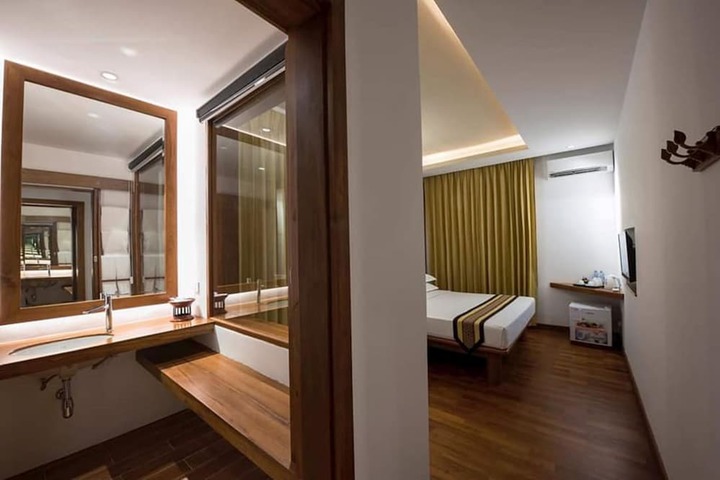 Room 5 of 12