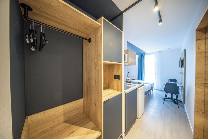 Room 10 of 42