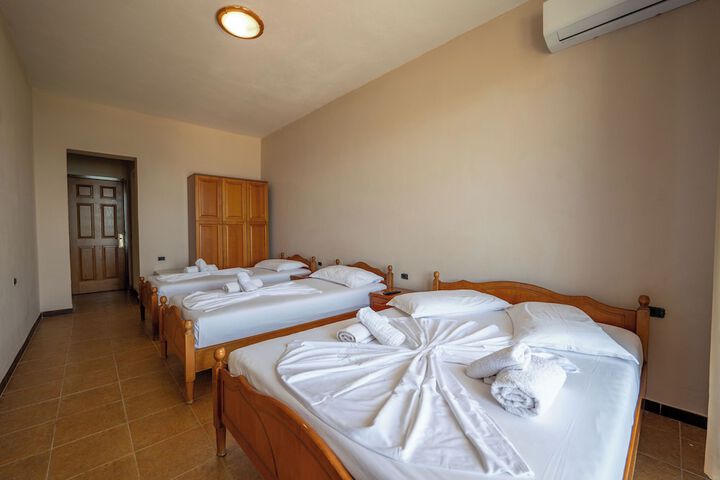 Room 2 of 178