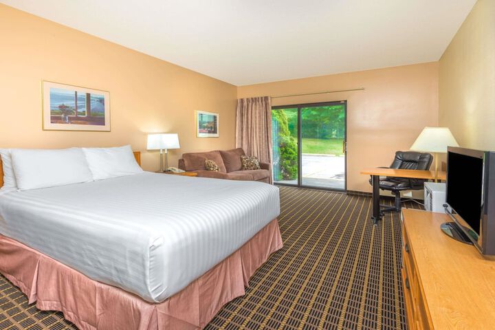 1 Queen Bed (5 of 25)