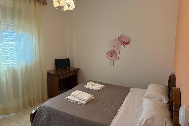 Room 6 of 45