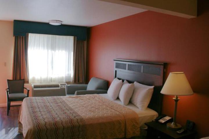 1 Queen Bed (5 of 7)