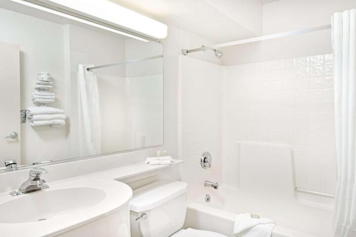 Suite 1 Queen Bed Wet Bar Sofa Microwave and Refrigerator, Continental Breakfast (3 of 8)