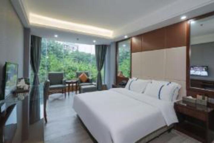 Room 8 of 10