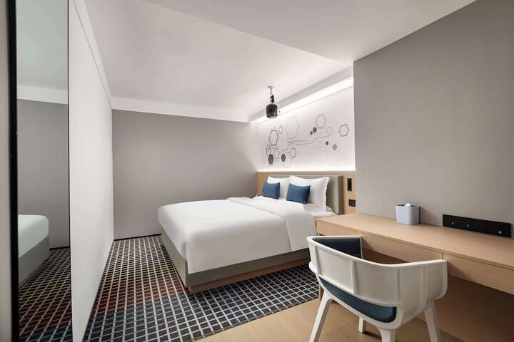 Room 4 of 18