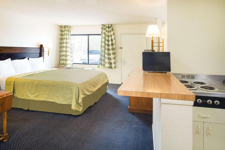 1 King Bed (4 of 7)