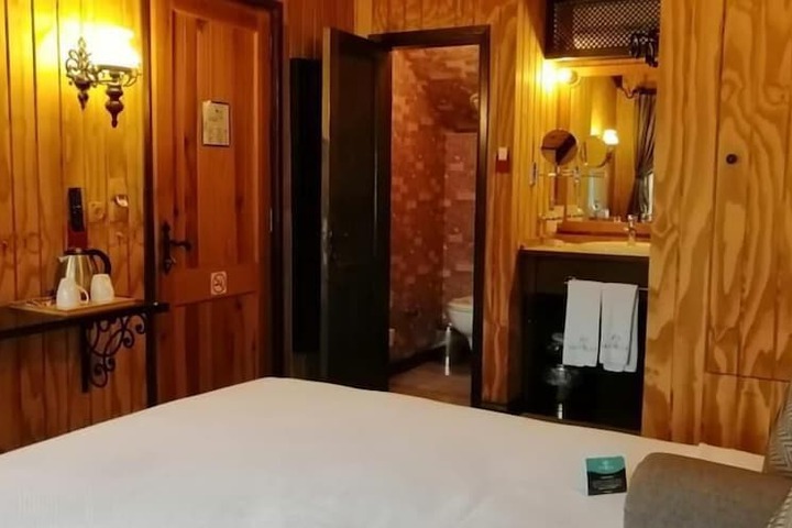 Room 33 of 46