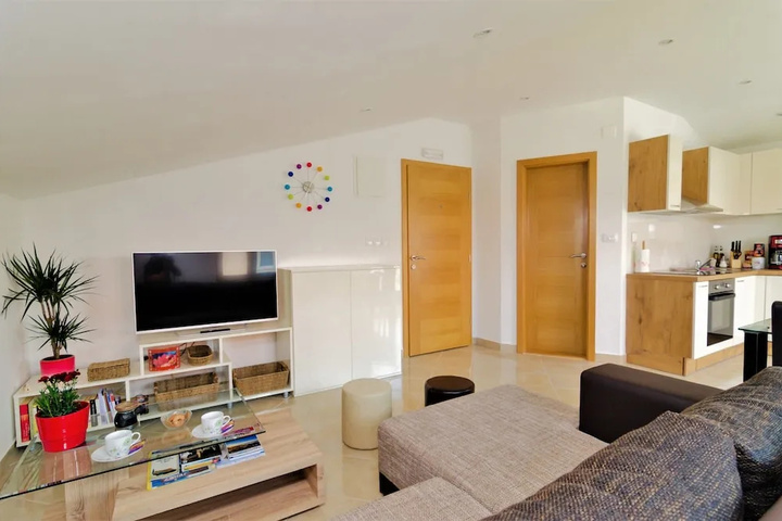 Room 6 of 18