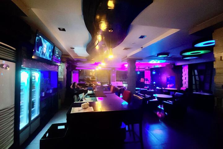 Lounge 21 of 29