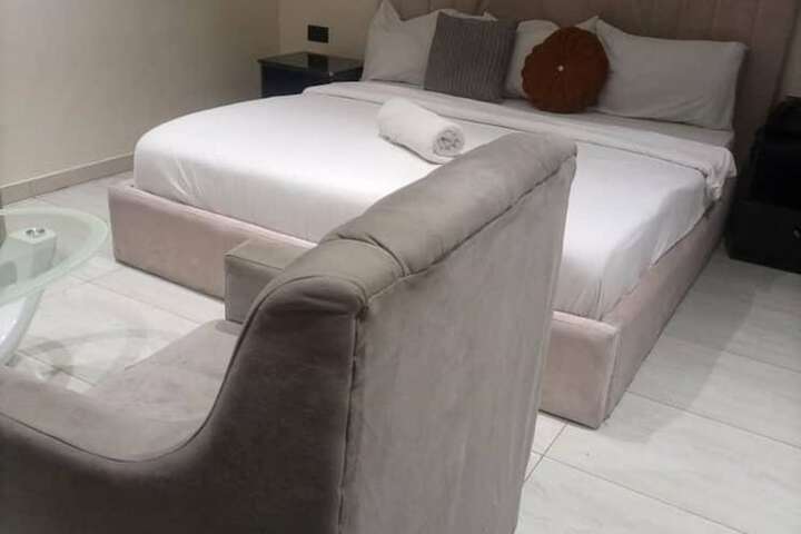 Room 7 of 33
