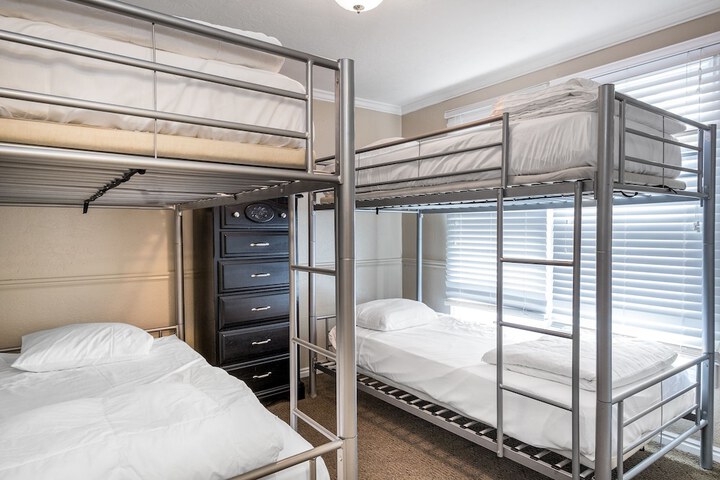 Room 10 of 32
