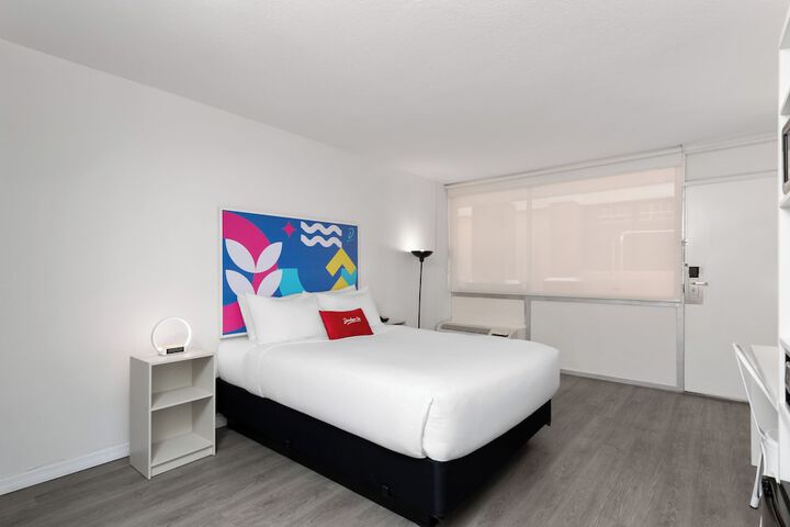 1 Queen Bed Mobility or Hearing Accessible Room Bathtub with Grab Bars (13 of 21)
