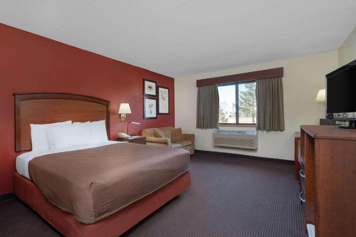 1 Queen Bed Accessible Room (5 of 12)