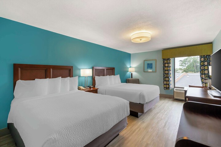 2 Queen Beds Microwave and Refrigerator WiFi Full Breakfast (4 of 9)