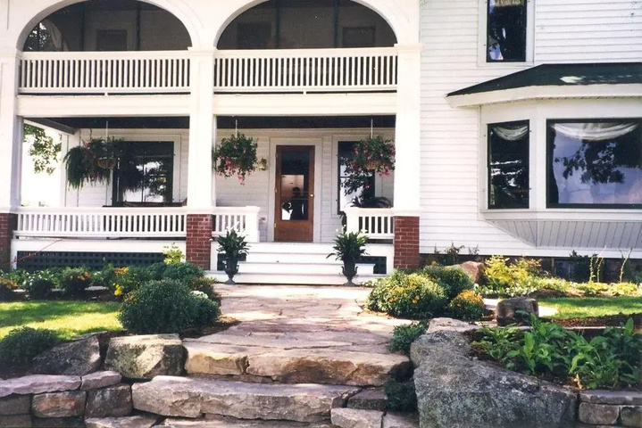 White Pillars Lodging