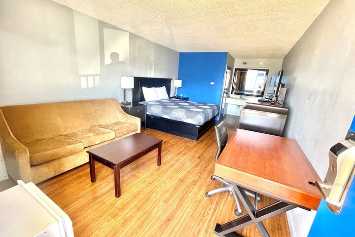 1 King Bed (1 of 11)