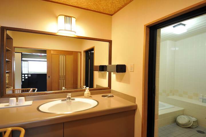 Room 9 of 27