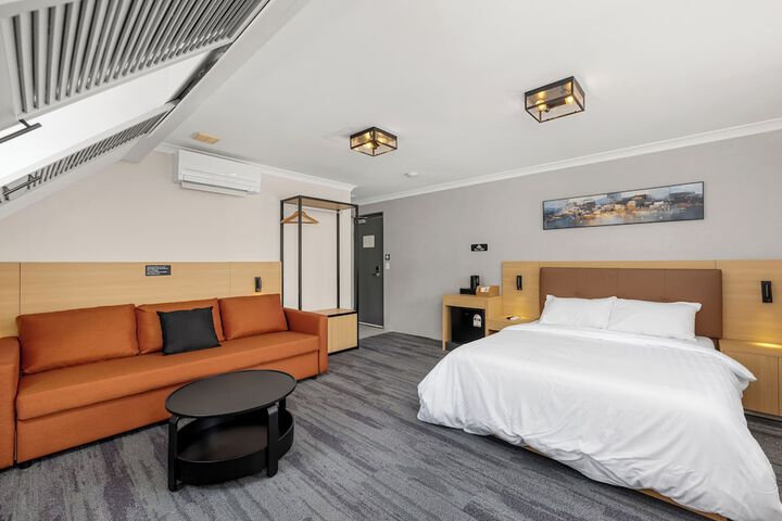 Room 17 of 47