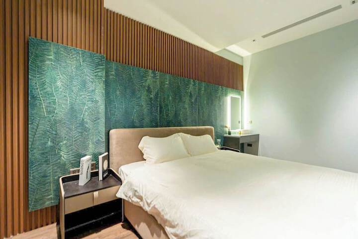 Room 52 of 168
