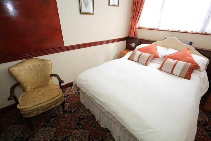 Room 5 of 9