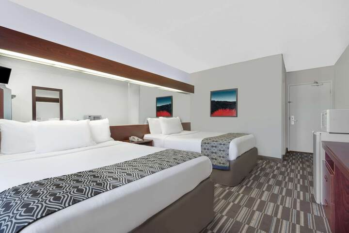 1 Queen Bed (3 of 19)