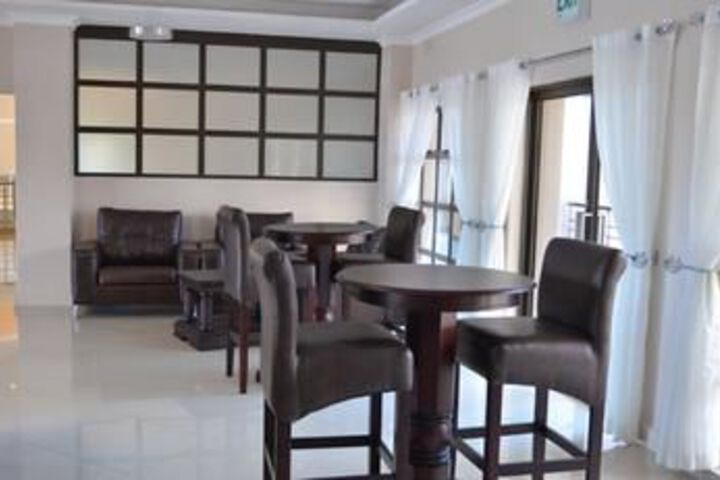 Lounge 11 of 16