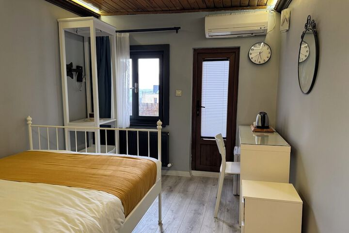 Room 6 of 82