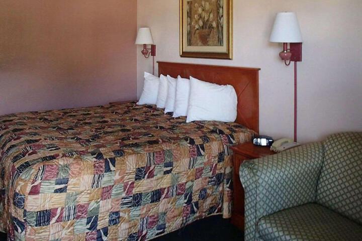 1 King Bed (3 of 5)