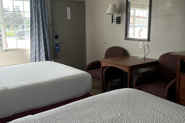 1 Queen Bed (10 of 21)