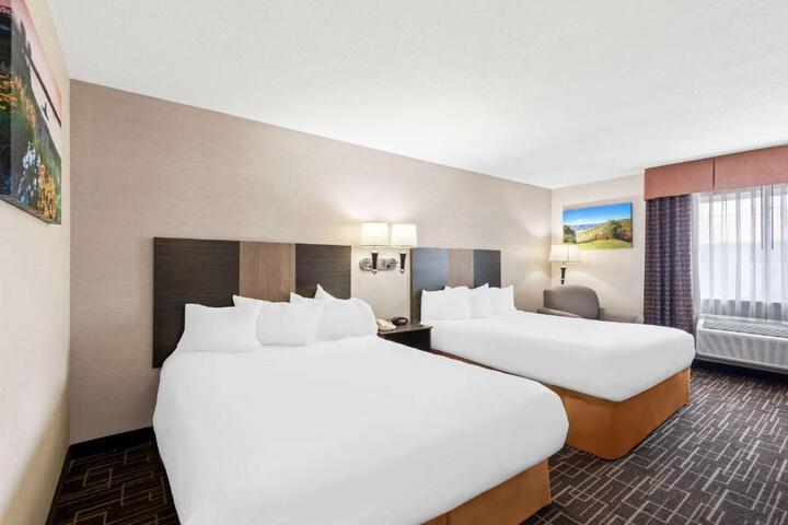 2 Queen Beds Refrigerator, Microwave High Speed Internet Accessible Full Breakfast (6 of 14)