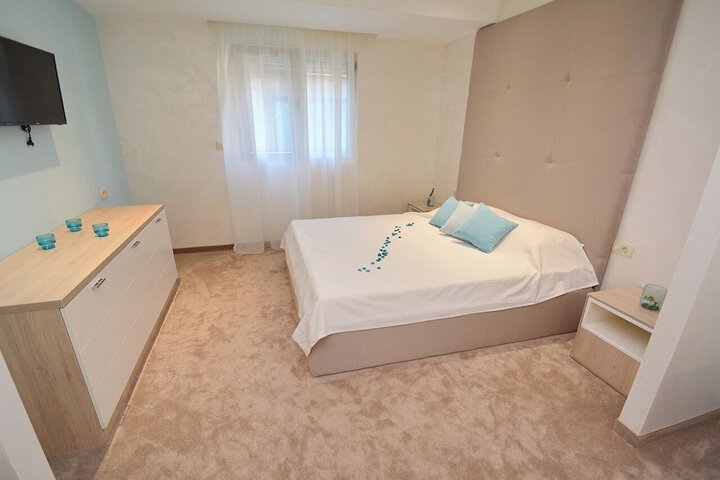 Room 19 of 166