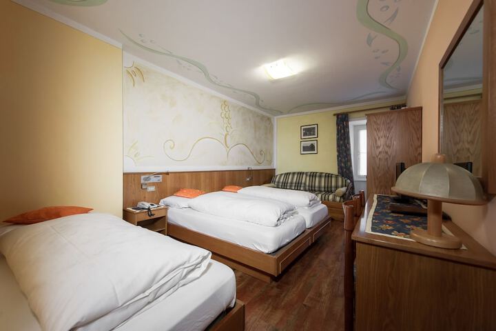 Room 9 of 37