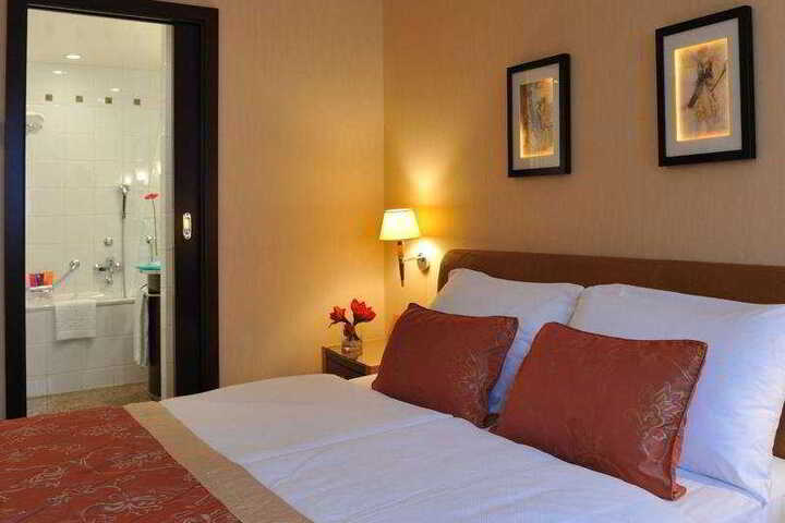 Room 4 of 10
