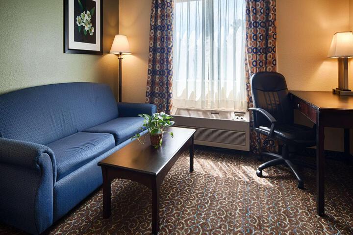 1 King Bed High Speed Internet Accessible Microwave, Refrigerator Sofa Bed Full Breakfast (4 of 10)
