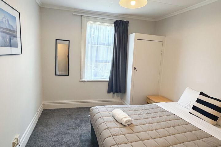 Room 10 of 32