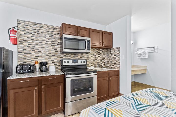 1 Queen Bed Kitchen (9 of 30)