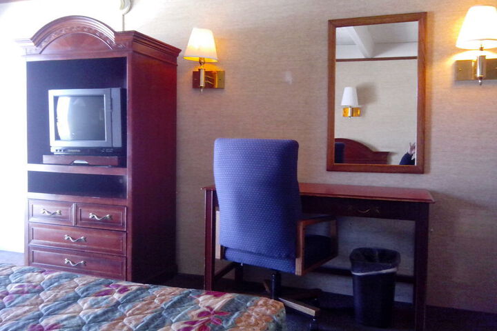 Room 5 of 8