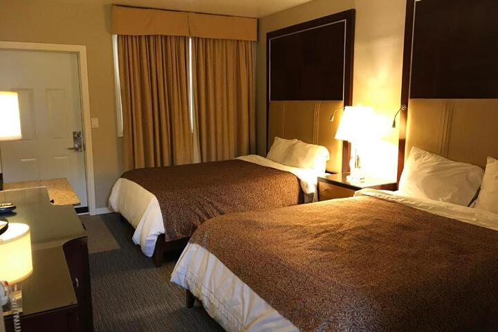 2 Queen Beds (1 of 10)
