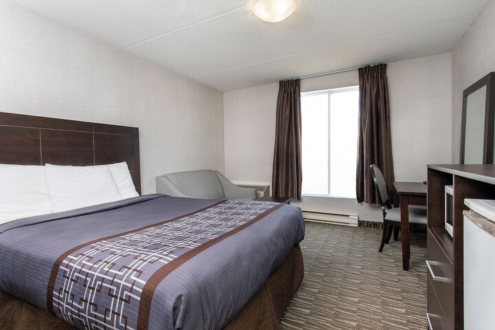 Standard Queen Bed Accessible (15 of 15)