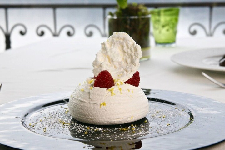 Lounge 13 of 26