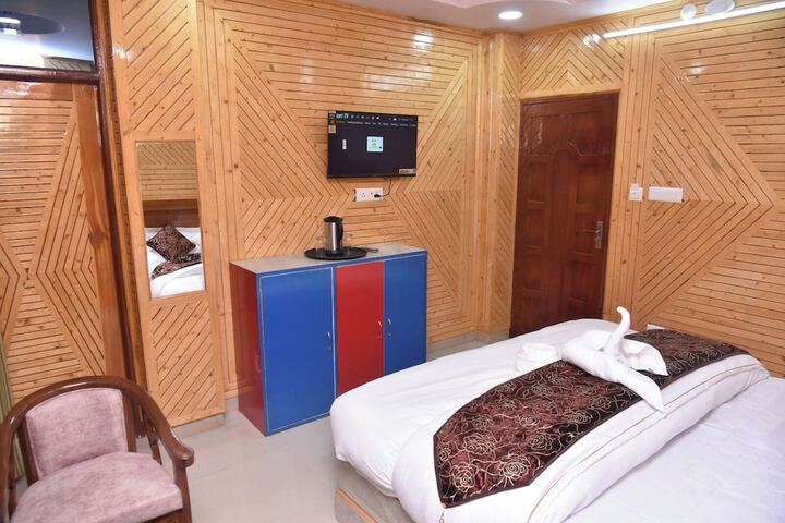 Room 9 of 11