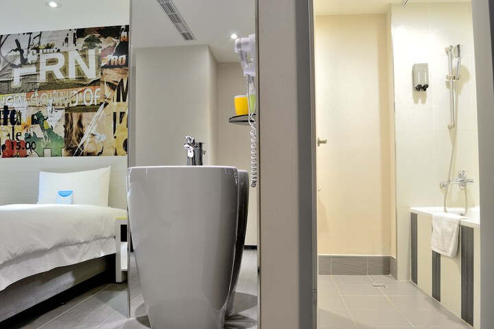 Room 15 of 154