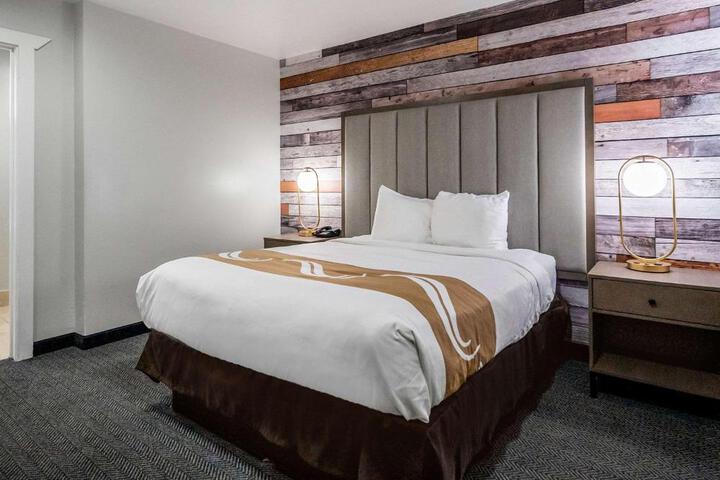 1 Queen Bed (14 of 26)