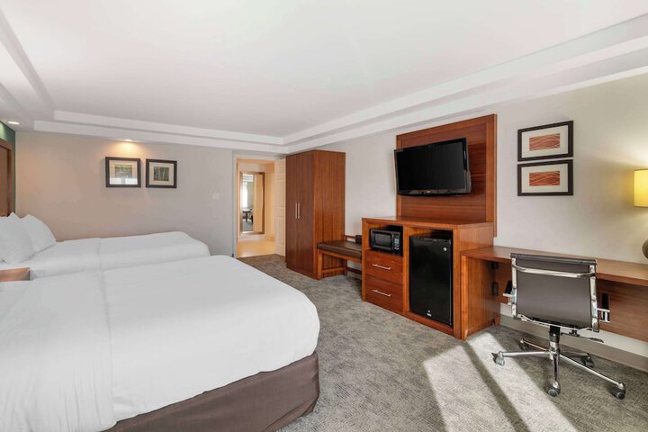 1 King Bed (2 of 15)