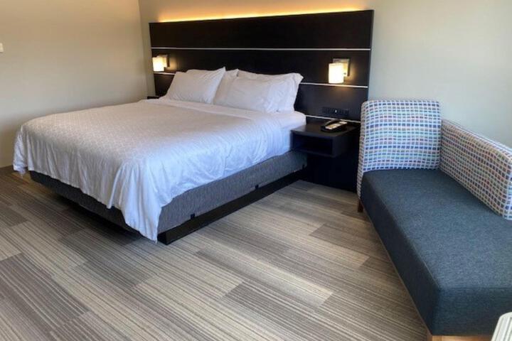1 King Bed (5 of 17)