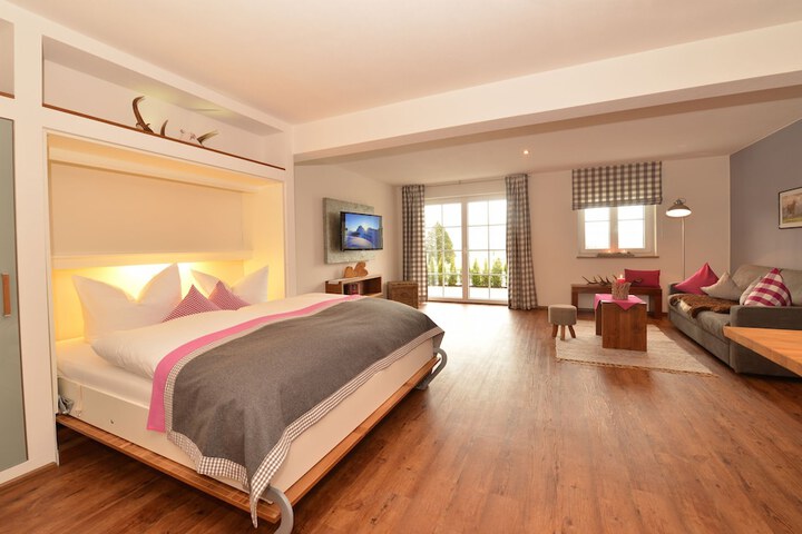 Room 3 of 73