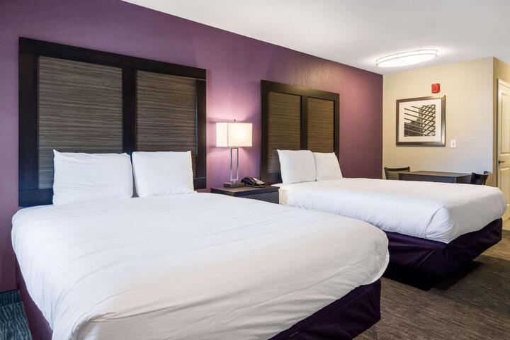 2 Queen Beds (7 of 13)