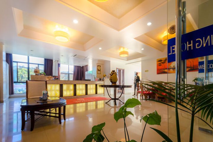 Lobby lounge