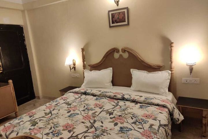 Room 5 of 15
