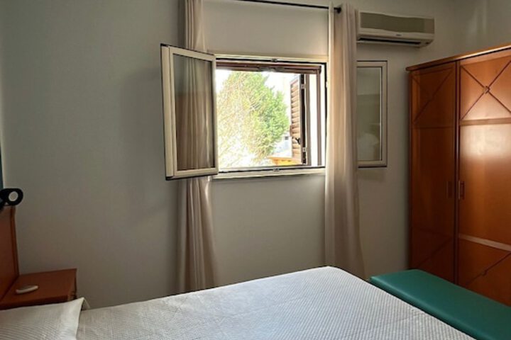 Room 11 of 37